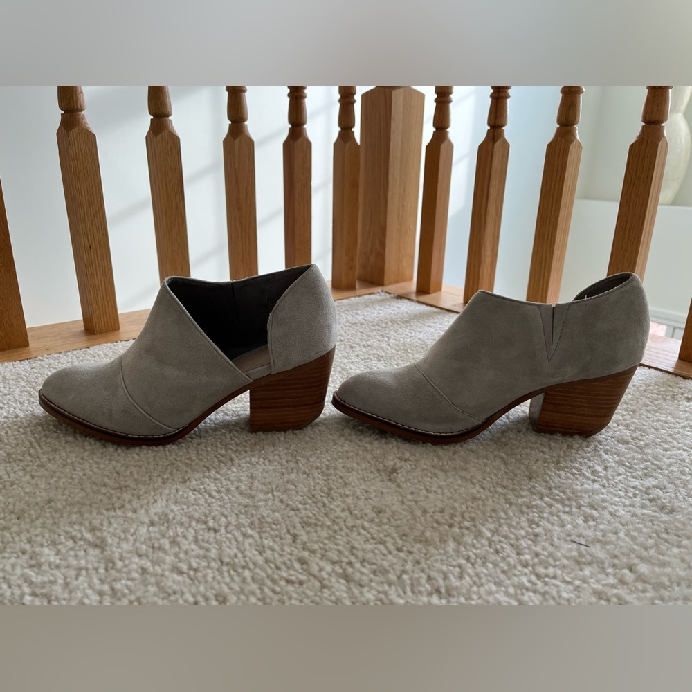 Shelly’s London ankle bootie